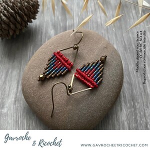 Bronzene TRAPEZE-Ohrringe - Böhmische Ohrringe, handgewebt aus Perlen und Mikromakramee - Rot