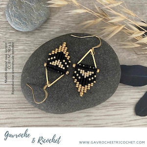 Peut inclure: Une paire de boucles d'oreilles géométriques noires et dorées en forme de triangle. Les boucles d'oreilles sont faites de petites perles et ont un crochet doré.