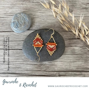 AVA-Ohrringe, Dreieck mit Perlenfransen, 24 Karat vergoldet, Mikro-Makramee- und Miyuki-Perlen, Boho-Chic / Gold und mattes Terrakotta