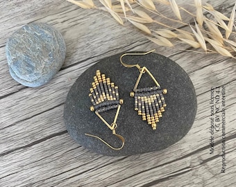 May include: A pair of gray and gold beaded earrings with a geometric design. The earrings are hanging from a gray stone surface. The text "Modèle déposé sous licence CC BY NC ND 4.1 Reproduction commerciale interdite" is visible in the image.