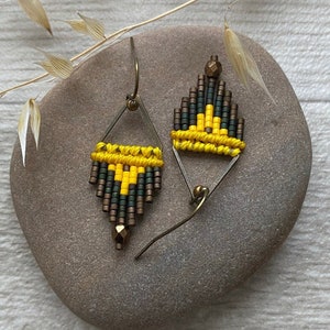 Bronzene TRAPEZ-Ohrringe – Böhmische Ohrringe, handgewebt aus Perlen und Mikromakramee – Gelb