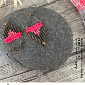 Bronzene Trapezohrringe - Handgewebte Boho Ohrringe aus Perlen und Mikromakramee - Hellrosa