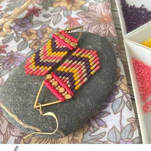 BOLLYWOOD 24k vergoldete Ohrringe – Böhmische handgewebte Perlen- und Mikromakramee-Ohrringe – Rosa, Lila und leuchtendes Gelb