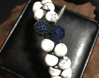 8 millimetri turchese con 8mm pavè di cristalli Swarovski Blu e il fascino di piuma. Cordino nero. Braccialetto della perla di spirituale. 7,5 pollici.