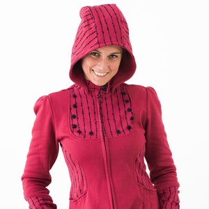 Coquine Hoody: Gestreifte Feminine Knopfjacke mit abnehmbarer Kapuze. Bild 3