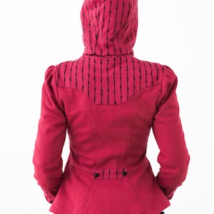 Coquine Hoody: Gestreifte Feminine Knopfjacke mit abnehmbarer Kapuze. Bild 4