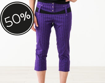 Pantalones capri violeta a rayas con botones