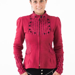 Coquine Hoody: Gestreifte Feminine Knopfjacke mit abnehmbarer Kapuze. Bild 6