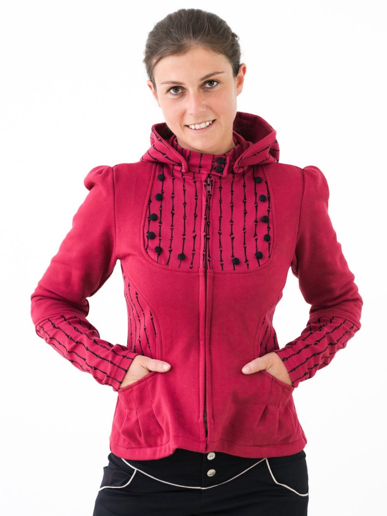 Coquine Hoody: Gestreifte Feminine Knopfjacke mit abnehmbarer Kapuze. Bild 2