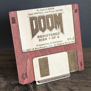 DOOM-Diskette aus Holz – Lasergravierte Retro- und Geek-Replik mit Holzsockel – Kultiges FPS-Gamer-Dekor-Geschenk