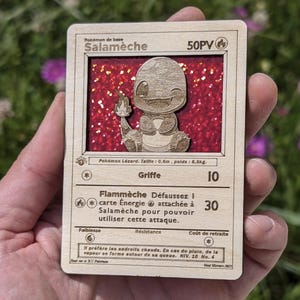 Carte Pokémon Salamèche Bois Holographique — Cadeau Geek Kawaii Fan Nintendo — Décoration Unique Fait Main