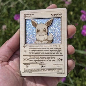 Carte Pokémon Evoli Bois Holographique — Cadeau Geek Kawaii Fan Nintendo — Décoration Unique Fait Main