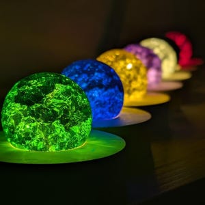 Final Fantasy Materia podświetlana personalizowaną drewnianą podstawą z wybranym napisem! (Inwokacja / Technika)