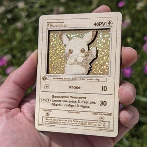 Carte Pokémon Pikachu Bois Holographique — Cadeau Geek Kawaii Fan Nintendo — Décoration Unique Fait Main