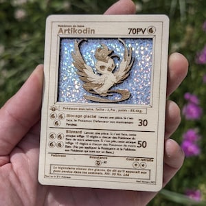 Carte Pokémon Artikodin Bois Holographique — Cadeau Geek Kawaii Fan Nintendo — Décoration Unique Fait Main