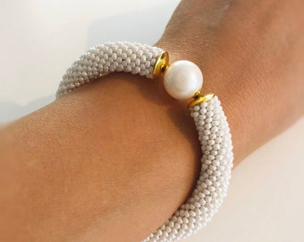 Beaded crochet bracelet, Seed Bead bracelet, light cozy bracelet, bracelet with pearl