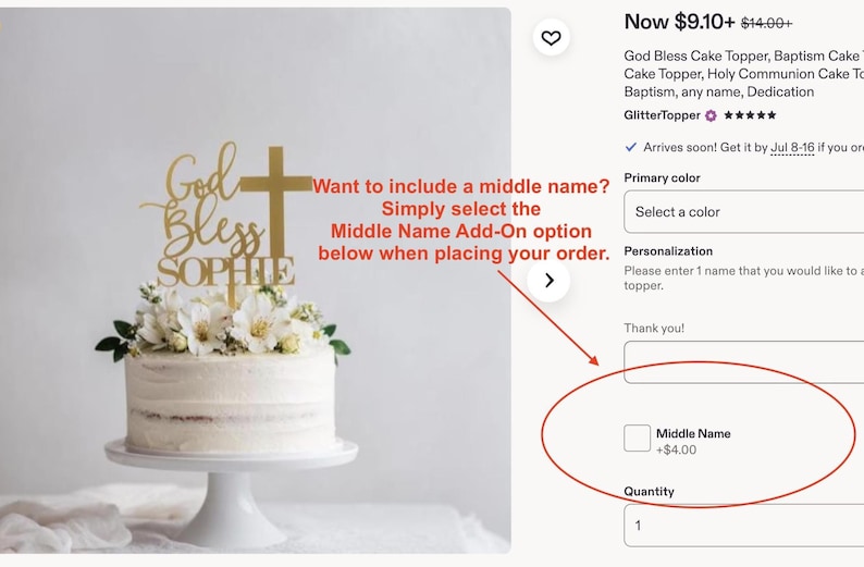 Pu&ograve; includere: Un topper per torta color oro con la scritta God Bless e il nome SOPHIE in carattere corsivo e stampatello, accompagnato da un simbolo a croce. Il topper &egrave; posizionato su una torta glassata bianca decorata con fiori bianchi su un'alzata.