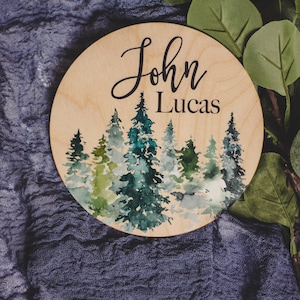 Letrero de anuncio de nombre de bebé de madera, letrero de madera de bosque, letrero de nombre de niño pequeño, decoración personalizada de nombre de bebé, estadísticas de nacimiento