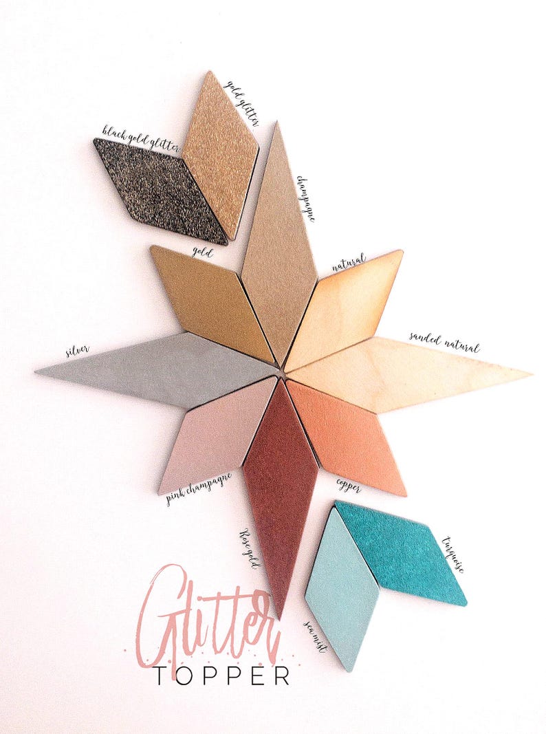 Pu&ograve; includere: Una collezione di piastrelle a forma di diamante disposte a stella, etichettate con colori tra cui black gold glitter, gold glitter, gold, champagne, natural, sanded natural, silver, pink champagne, copper, rose gold, sea mist e turquoise.