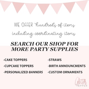Puede incluir: Un cartel blanco con banderines triangulares rosas en la parte superior. El cartel dice "WE OFFER hundreds of items including coordinating items SEARCH OUR SHOP FOR MORE PARTY SUPPLIES" y enumera una variedad de art&iacute;culos para fiestas, incluyendo toppers para pasteles, toppers para cupcakes, pajitas, anuncios de nacimiento, pancartas personalizadas y adornos personalizados. El cartel tambi&eacute;n incluye el texto "Glitter Topper" en la parte inferior.
