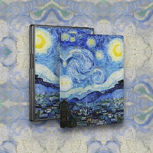 Könnte beinhalten: Eine schwarze Handyhülle mit einem leuchtenden blauen und gelben Sternenhimmel-Gemälde. Das Gemälde ist eine Reproduktion des berühmten Werks von Vincent van Gogh.