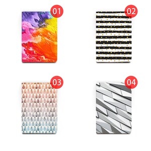 Peut inclure: Quatre designs diff&eacute;rents pour des couvertures de cahiers. La premi&egrave;re couverture pr&eacute;sente un design abstrait color&eacute; avec des nuances d'orange, de jaune, de rose et de violet. La deuxi&egrave;me couverture a des rayures noires et blanches avec des pois dor&eacute;s. La troisi&egrave;me couverture a un design ombr&eacute; bleu clair et rose avec un motif de petites formes de goutte d'eau. La quatri&egrave;me couverture a un design g&eacute;om&eacute;trique avec des triangles gris et blancs.