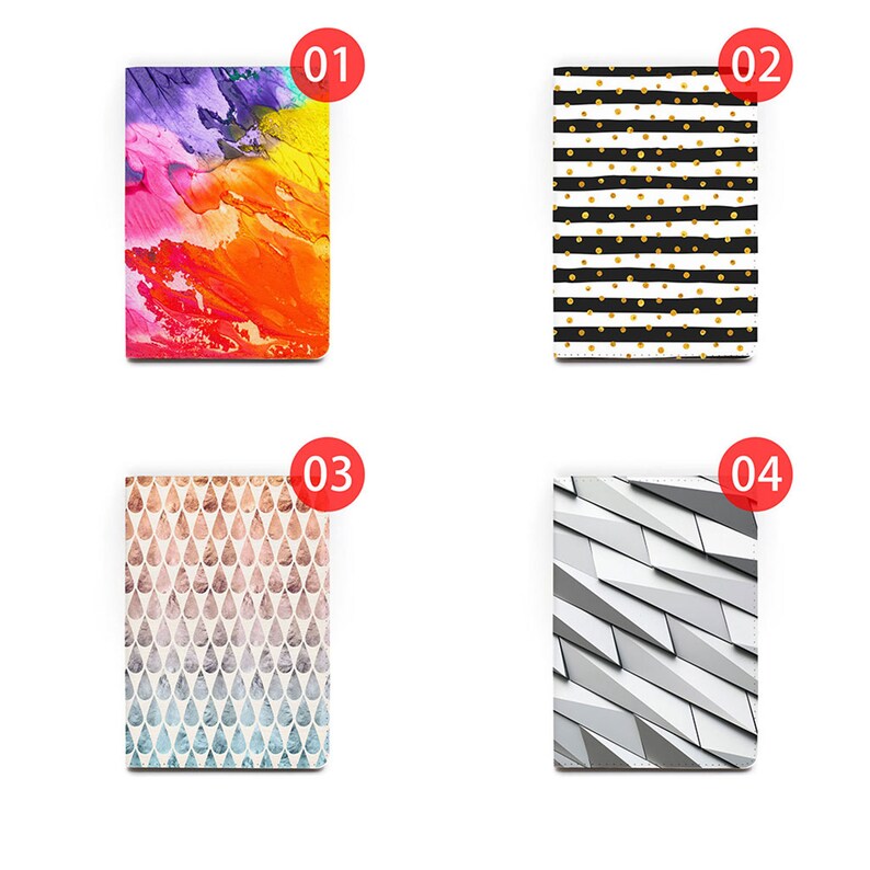 Peut inclure: Quatre designs diff&eacute;rents pour des couvertures de cahiers. La premi&egrave;re couverture pr&eacute;sente un design abstrait color&eacute; avec des nuances d'orange, de jaune, de rose et de violet. La deuxi&egrave;me couverture a des rayures noires et blanches avec des pois dor&eacute;s. La troisi&egrave;me couverture a un design ombr&eacute; bleu clair et rose avec un motif de petites formes de goutte d'eau. La quatri&egrave;me couverture a un design g&eacute;om&eacute;trique avec des triangles gris et blancs.
