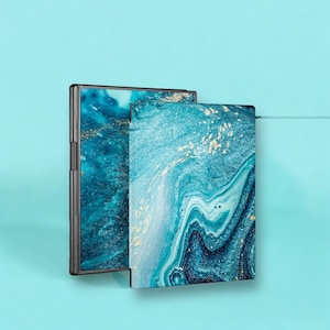 Può includere: Due custodie per telefono con un design marmoreo blu e oro. Le custodie sono realizzate in materiale plastico rigido e hanno un aspetto elegante e moderno.