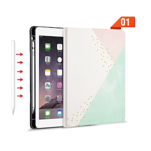 Puede incluir: Una funda blanca para iPad con un diseño geométrico en rosa, blanco y verde claro. La funda tiene un sutil patrón de purpurina dorada. El iPad se muestra en la funda con un lápiz blanco a su lado.
