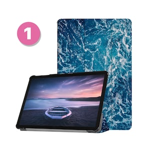 Puede incluir: Una funda para tablet azul y blanca con un patrón de olas. La funda está cerrada y la tablet no es visible. La funda está sobre un fondo blanco.