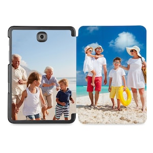 Könnte beinhalten: Eine schwarze Tablethülle mit einem Foto einer Familie am Strand. Die Vorderseite der Hülle zeigt eine sechsköpfige Familie, die am Strand spazieren geht. Die Rückseite der Hülle zeigt eine vierköpfige Familie, die am Strand spazieren geht. Die Familie trägt Freizeitkleidung und lächelt.