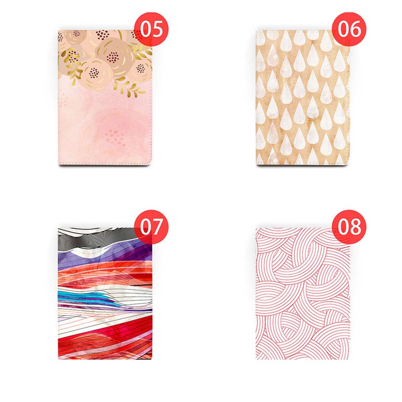 Peut inclure: Quatre designs diff&eacute;rents pour une couverture de carnet. Le premier design pr&eacute;sente un fond rose avec des motifs floraux dor&eacute;s. Le deuxi&egrave;me design pr&eacute;sente un fond beige avec des motifs de gouttes de pluie blanches. Le troisi&egrave;me design pr&eacute;sente un motif abstrait color&eacute; avec des rayures rouges, bleues et blanches. Le quatri&egrave;me design pr&eacute;sente un fond blanc avec des motifs circulaires roses.