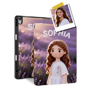 以下が含まれることがあります： 黒いiPadケース。かぎ針編みの人形と白い文字で「SOPHIA」という名前がデザインされています。女の子の写真が添付されています。背景はラベンダー畑です。