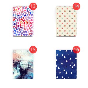Peut inclure: Quatre designs diff&eacute;rents pour une couverture de carnet. Le premier design pr&eacute;sente un motif aquarelle d'ovales roses, violets et orange. Le deuxi&egrave;me design pr&eacute;sente un fond blanc avec des pois rouges et bruns. Le troisi&egrave;me design pr&eacute;sente un design aquarelle abstrait bleu et blanc. Le quatri&egrave;me design pr&eacute;sente un fond bleu avec des triangles blancs.