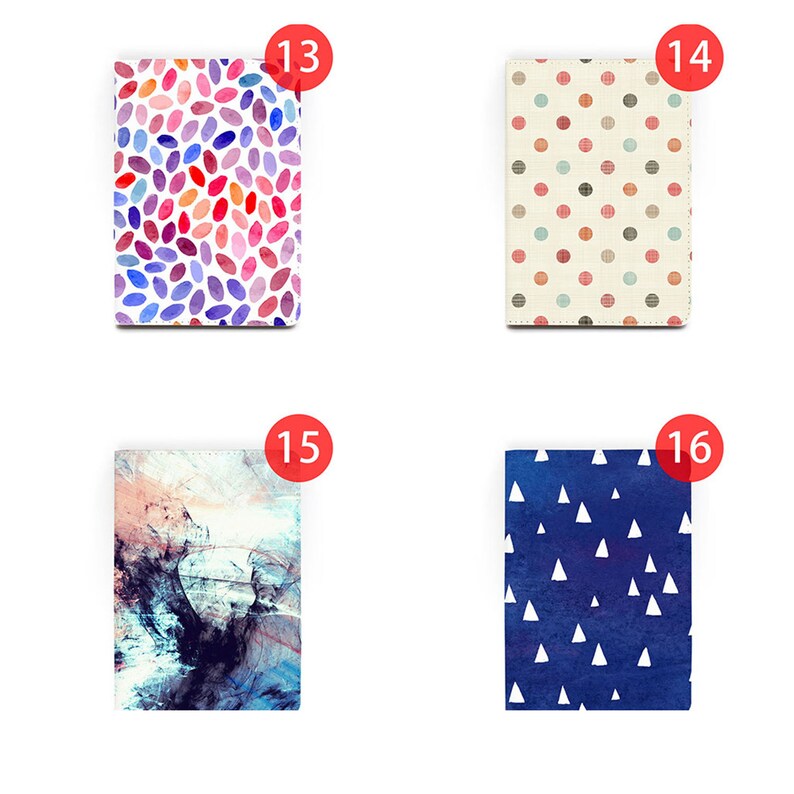 Peut inclure: Quatre designs diff&eacute;rents pour une couverture de carnet. Le premier design pr&eacute;sente un motif aquarelle d'ovales roses, violets et orange. Le deuxi&egrave;me design pr&eacute;sente un fond blanc avec des pois rouges et bruns. Le troisi&egrave;me design pr&eacute;sente un design aquarelle abstrait bleu et blanc. Le quatri&egrave;me design pr&eacute;sente un fond bleu avec des triangles blancs.