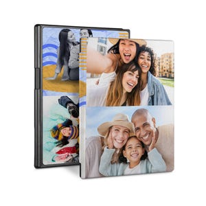 Può includere: Un collage di foto che ritrae una famiglia di quattro persone. Le foto sono disposte a griglia e mostrano i membri della famiglia che sorridono e ridono insieme. Le foto sono stampate su uno sfondo bianco con un effetto acquerello sottile.