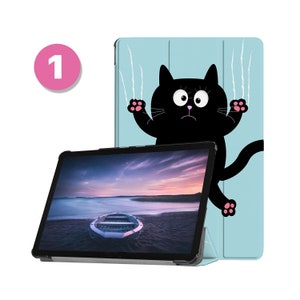Puede incluir: Una funda para tablet azul con un gato negro arañando la superficie. El gato tiene garras rosas y una nariz rosa. La funda para tablet tiene un borde blanco alrededor de los bordes. La tablet no está incluida.