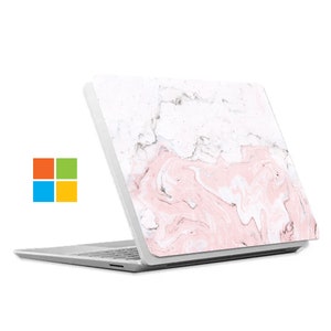 Könnte beinhalten: Ein weißer Laptop mit einem pinkfarbenen und weißen Marmormuster auf dem Deckel.