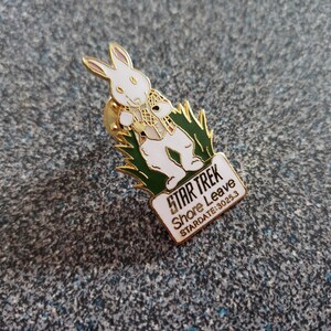 Vintage 1990 Star Trek Official Licensed Product - TOS Classic TV Series S1 E15: Shore Leave - Enamel Tac Pin  1.5" Tall x 1" Wide