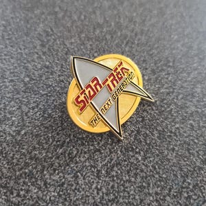 Vintage 1990 Star Trek offizielles lizenziertes Produkt - Die nächste Generation TNG - Emaille Tac Pin 1,5 &quot;hoch x 1,5&quot; breit