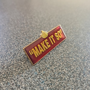 Vintage 1990 Star Trek offizielles lizenziertes Produkt &quot;Make It So&quot; TNG - Emaille Tac Pin .5 &quot;Tall x 2&quot; Breit NOS
