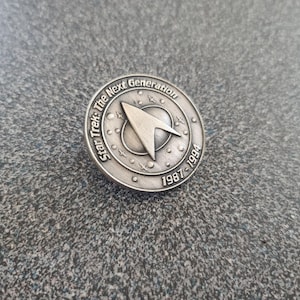 Vintage 1987-1994 Star Trek offizielles Lizenzprodukt TNG Jubiläum der nächsten Generation - Metal Tac Pin 1,5 &quot;Across