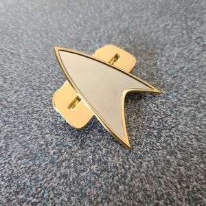 Vintage 1994 Star Trek Official Licensed Product Deep Space Nine - DS9 Enamel Tac Insignia Pin  2&quot; Tall x 1.75&quot; Wide