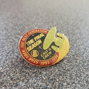 Vintage 1993 Star Trek offizielles lizenziertes Produkt &quot;TNG The Final Season - Cast & Crew&quot; - Emaille Tac Pin 1,5 &quot;&quot;Hoch x 3,25&quot; Breit.&quot;