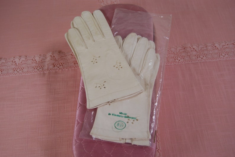 Vintage White Kidskin Leather Gloves, Set of 2 Pair image 10