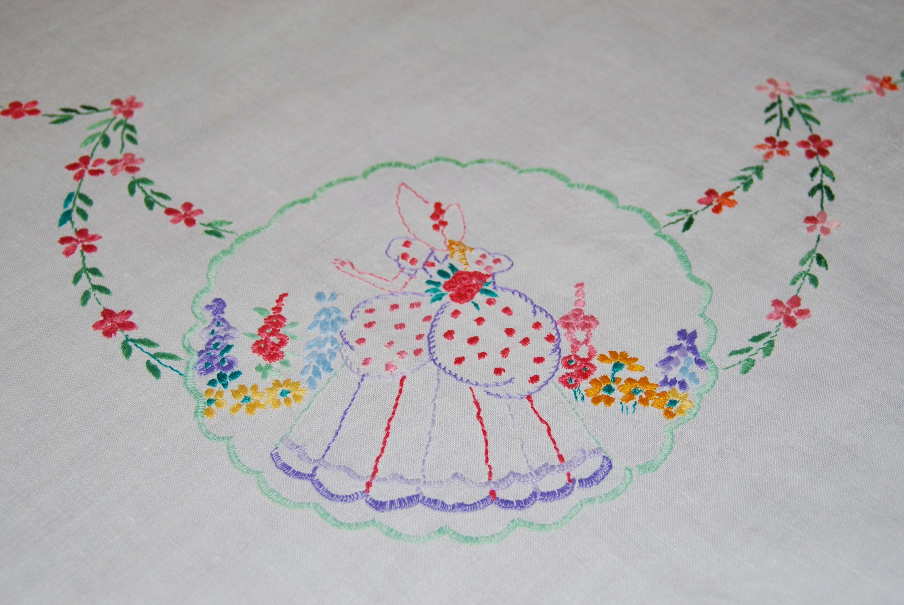 Vintage Hand Embroidered White Linen BreakfastBridgeTea Tablecloth Sunbonnet Sue