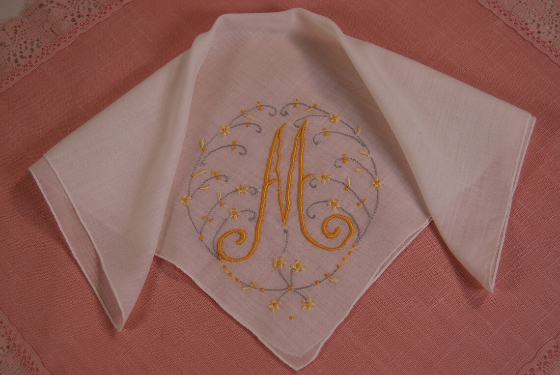 Fazzoletto monogramma M ricamato vintage giallo e grigio su Etsy Italia