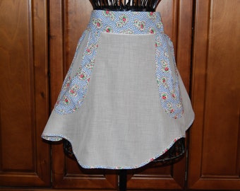 Vintage handgjort vitt organza-värdinnaförkläde, blå prickar och rosa blommor