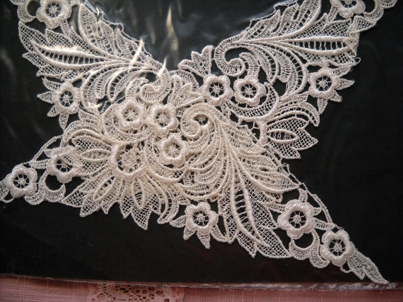 Vintage Queen Craft Lace Collar NOS
