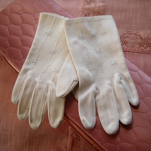 Vintage White Embroidered Gloves